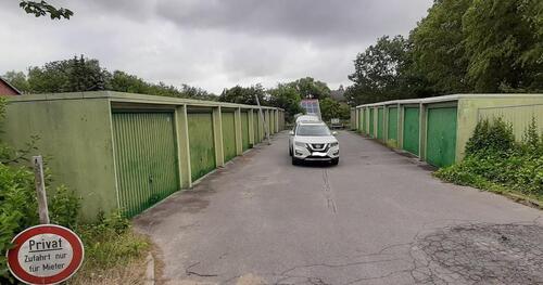 Foto - befestigte Freifläche + Garagen