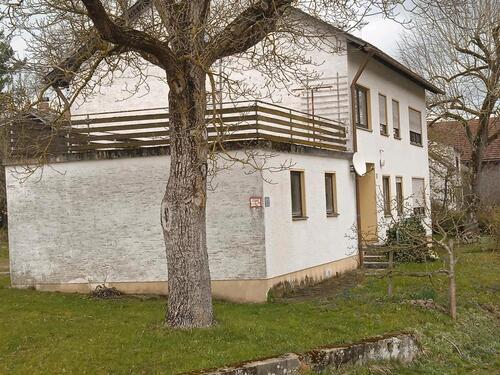 Foto - Geräum.,unterkellertes Haus mit Doppelgarage und Hofstelle