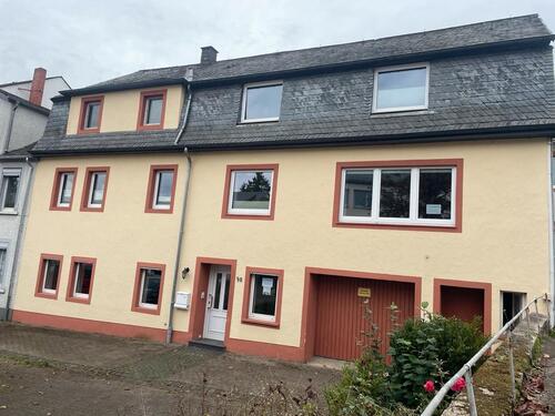 Foto - Großes Einfamilienhaus mit Garten, Küche und Möbeln