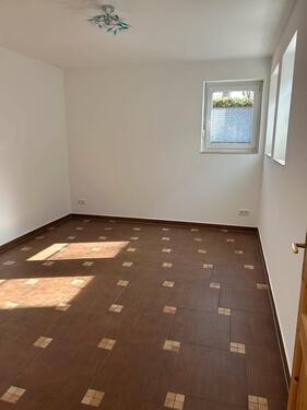 Foto - Helle Souterrain-Wohnung, 2 Zimmer, ca. 70 m2 mit Terasse!