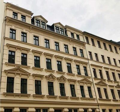 Foto - 2-Zimmer-teilmöbilerte Wohnung im sanierten Altbau – ruhige Lage mit Aufzug & Balkon