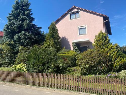 Foto - freistehendes Einfamilienhaus mit Garten und Garage
