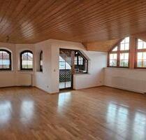 Schöne 4-Zimmer-Dachgeschosswohnung mit Südbalkon und Weitblick - Ellenberg