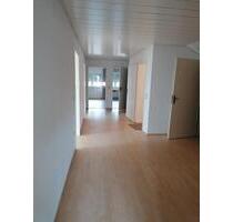 Helle 4-Zi.-DG-Wohnung, Wohnküche u. Balkon 140 m² in Neubrunn