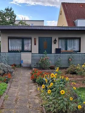 Foto - Kleingarten in Radebeul, nahe Dresden, mit massiver Steinlaube
