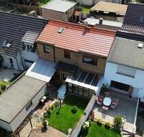 Gepflegtes Reihenhaus mit Wintergarten, Garten, Keller & Garage - Calbe (Saale)