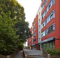 Einzelhandel mit großen Schaufenstern auf dem Kastanienboulevard - Berlin Marzahn-Hellersdorf