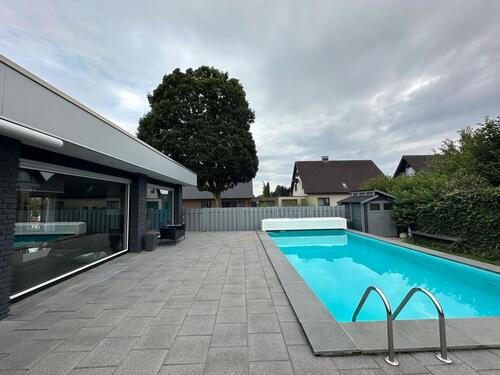 Foto - Leben auf einer Ebene-Bungalow mit Garage, Pool & Wohlfühlgarten