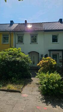 Foto - Einfamilienhaus mit Garten und Terasse.