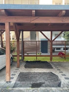Foto - Überdachter PKW-Stellplatz im Innenhof