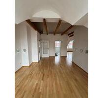 Wohnen unterm Himmelsbogen – außergewöhnliche Dachgeschosswohnung mit Charme & Stil in Glauchau