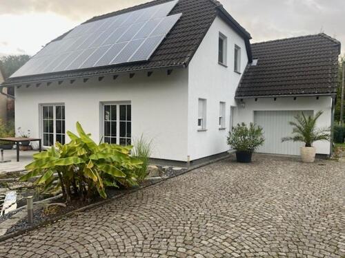 Foto - Modernes Einfamilienhaus mit traumhaftem Grundstück