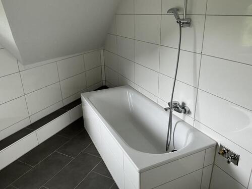 Foto - Sofort einziehen! Neues Wannenbad mit Laminatboden und Tapeten in Herne Wanne