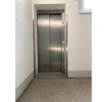 HALTESTOPP: 5. Obergeschoss! Jetzt freie 2-Raum-Wohnung mit Wanne, Balkon und Aufzug ergattern. - Gera