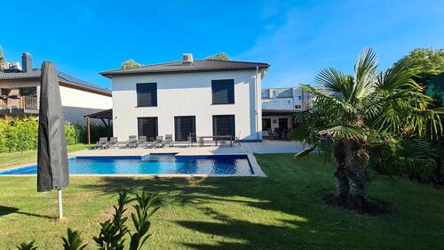 Foto - Möblierte, moderne Stadtvilla mit Pool in Köpenick