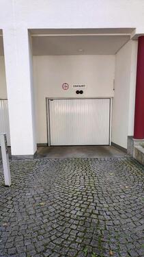 Foto - Tiefgaragenstellplatz mit Waschplatz und Kompressor