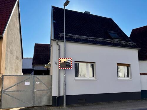 Foto - Haus mit großem Grundstück und Garten