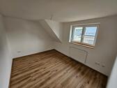 Foto - Sanierte Dachgeschosswohnung - 3 Zimmer - Küche - Bad