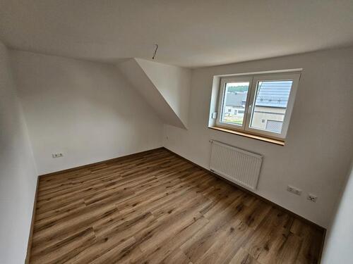 Foto - Sanierte Dachgeschosswohnung - 3 Zimmer - Küche - Bad