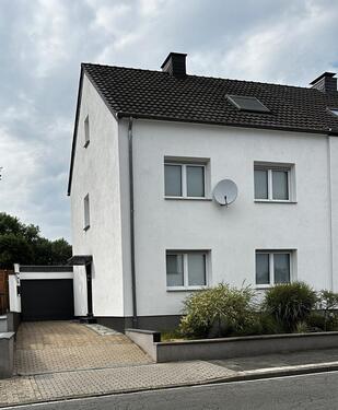 Foto - Modernisiertes Zweifamilienhaus mit großem Garten u Pool