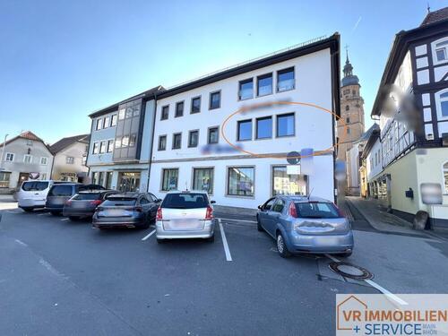 Foto - Zentrale Büroeinheit mit Blick auf den Marktplatz in 97631 Bad Königshofen zu vermieten!
