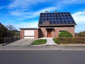 Foto - Einfamilienhaus mit Photovoltaikanlage und Erdwärmeheizungssystem
