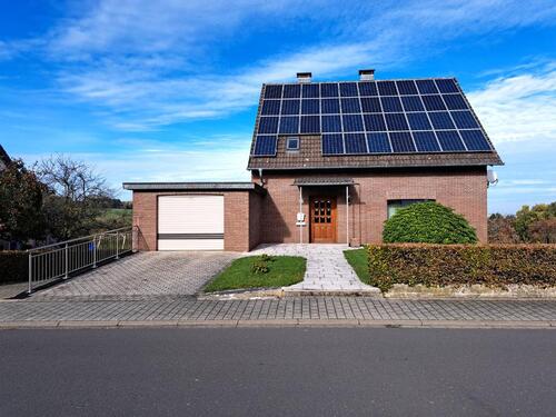Foto - Einfamilienhaus mit Photovoltaikanlage und Erdwärmeheizungssystem