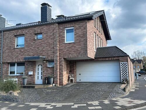 Foto - Einfamilienwohnhaus mit Doppelgarage und besonderen Merkmalen