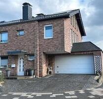 Einfamilienwohnhaus mit Doppelgarage und besonderen Merkmalen - Eschweiler