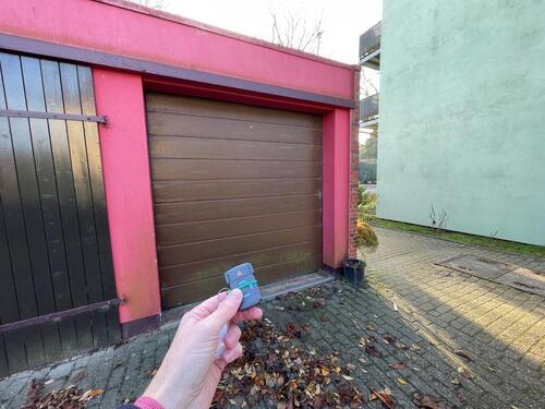 Foto - Garage mit Licht, el. Tor, Funkfernbed. und Regal
