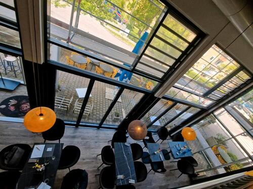 Foto - Restaurant mit Terrasse gleich neben den Schulen und dem Krankenhaus gelegen