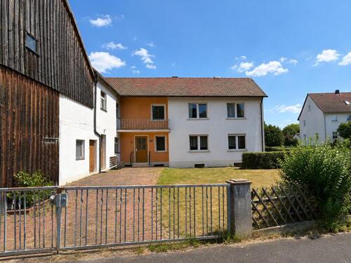 Foto - Wohnhaus mit großem Nebengebäude (Scheune) und Garten in Wernberg