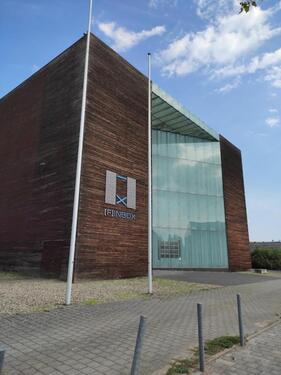 Foto - AUSSERGEWÖHNLICHE BÜROFLÄCHE AUF DEM MESSEGELÄNDE LAATZEN – ARCHITEKTUR MIT CHARAKTER UND GRÜNEM HERZ