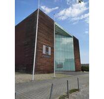 AUSSERGEWÖHNLICHE BÜROFLÄCHE AUF DEM MESSEGELÄNDE LAATZEN – ARCHITEKTUR MIT CHARAKTER UND GRÜNEM HERZ - Hannover Döhren-Wülfel