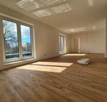 Zum Verlieben: 2-Zimmer im Staffelgeschoss – ein Zuhause voller Licht mit Fahrstuhl - Norderstedt