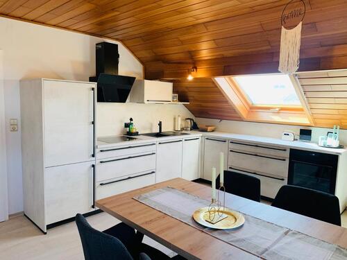 Foto - Renovierte und voll möblierte DG-Wohnung für Single-Person