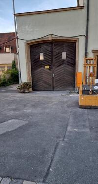 Foto - Große Garage mit sehr hoher Decke