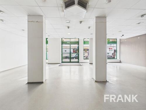 Foto - Große Ladenfläche mit breiter Fensterfront