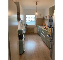 Zu Verkaufen: Charmante Hochparterre Wohnung mit Balkon und Gara - Arnsberg Rusch