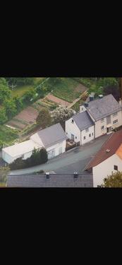 Foto - Einfamilienhaus mit Nebengebäuden und großem Grundstück