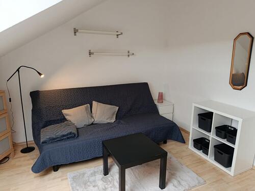 Foto - Möbliertes, saniertes helles Dachzimmer