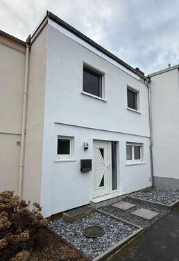 Foto - Kernsaniertes Einfamilienhaus mit Garten & Terrasse, 2 Garagen