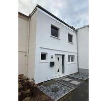 Kernsaniertes Einfamilienhaus mit Garten & Terrasse, 2 Garagen - Solms