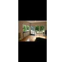 Helle 2-Z-Penthousew. mit großem Balkon, TG-Stpl. und Einbauküche - Gerbrunn