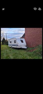 Foto - Wohnwagen Stellplatz auf einer Wiese