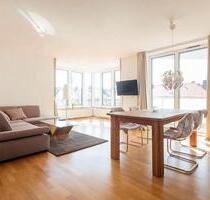 Charmantes, voll möbliertes 2-Zimmer-Apartment in München-Lehel mit Süd-West Balkon