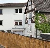 Historisches Gebäudeensemble mit ausgebauter Scheune, Garten etc. - Staufenberg