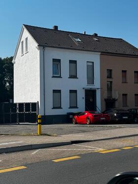 Foto - Drei Familienhaus mit Garten und Einfahrt ✅