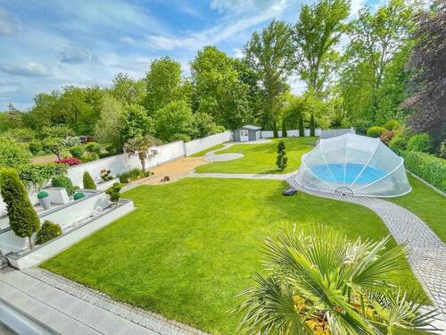 Foto - Einfamilienhaus Stadtrandlage, großer Garten mit Pool