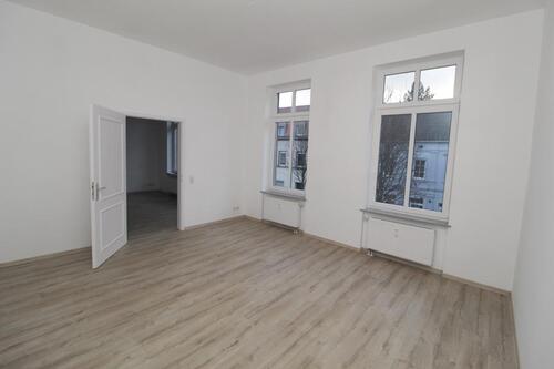 Foto - Geräumige 5 Zimmerwohnung inkl. Tageslichtbad mit Badewanne+ Vinylboden + separater Küchenbereich